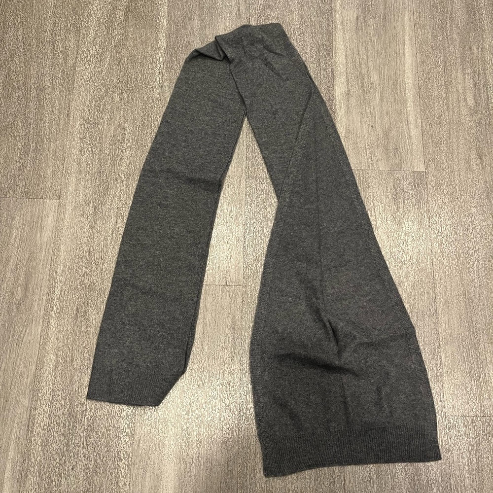 NWT Tahari Gray Cashmere Scarf